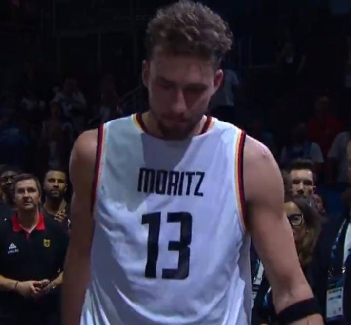 兄弟情深！小瓦賽后身穿哥哥大瓦的球衣參加了頒獎(jiǎng)典禮！