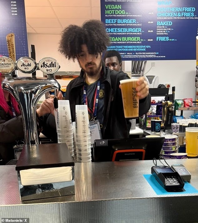 曼城主場一名酒吧工作人員在德比日穿曼聯(lián)球衣上班，遭到曼城解雇