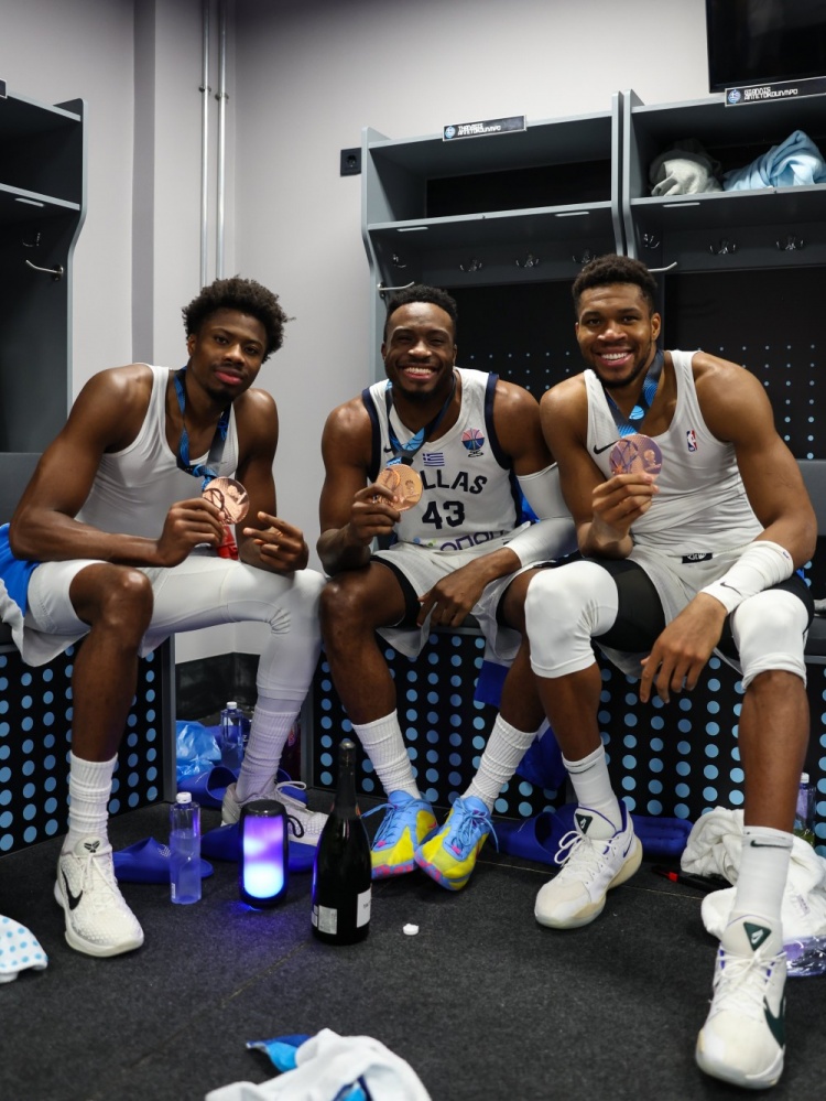 一次賽事三枚銅牌！字母哥曬三兄弟奪得銅牌后的合照