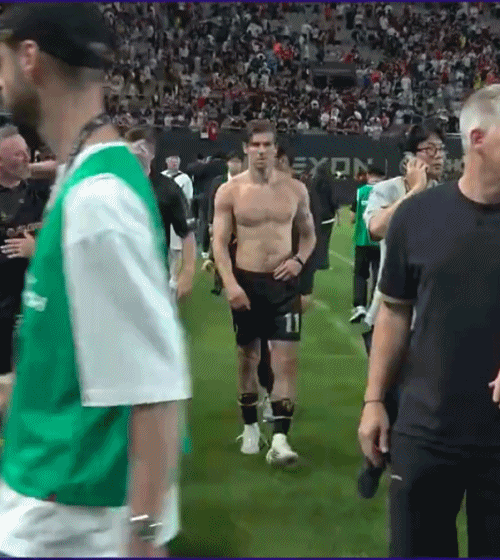 恍如隔代..36歲貝爾完美身材胸肌腹肌清晰可見，39歲魯尼嚴(yán)重發(fā)福