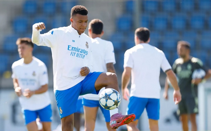 馬卡：皇馬備戰(zhàn)歐冠前夕遭西甲突擊藥檢，俱樂部表示“十分反?！? 
                                         class=