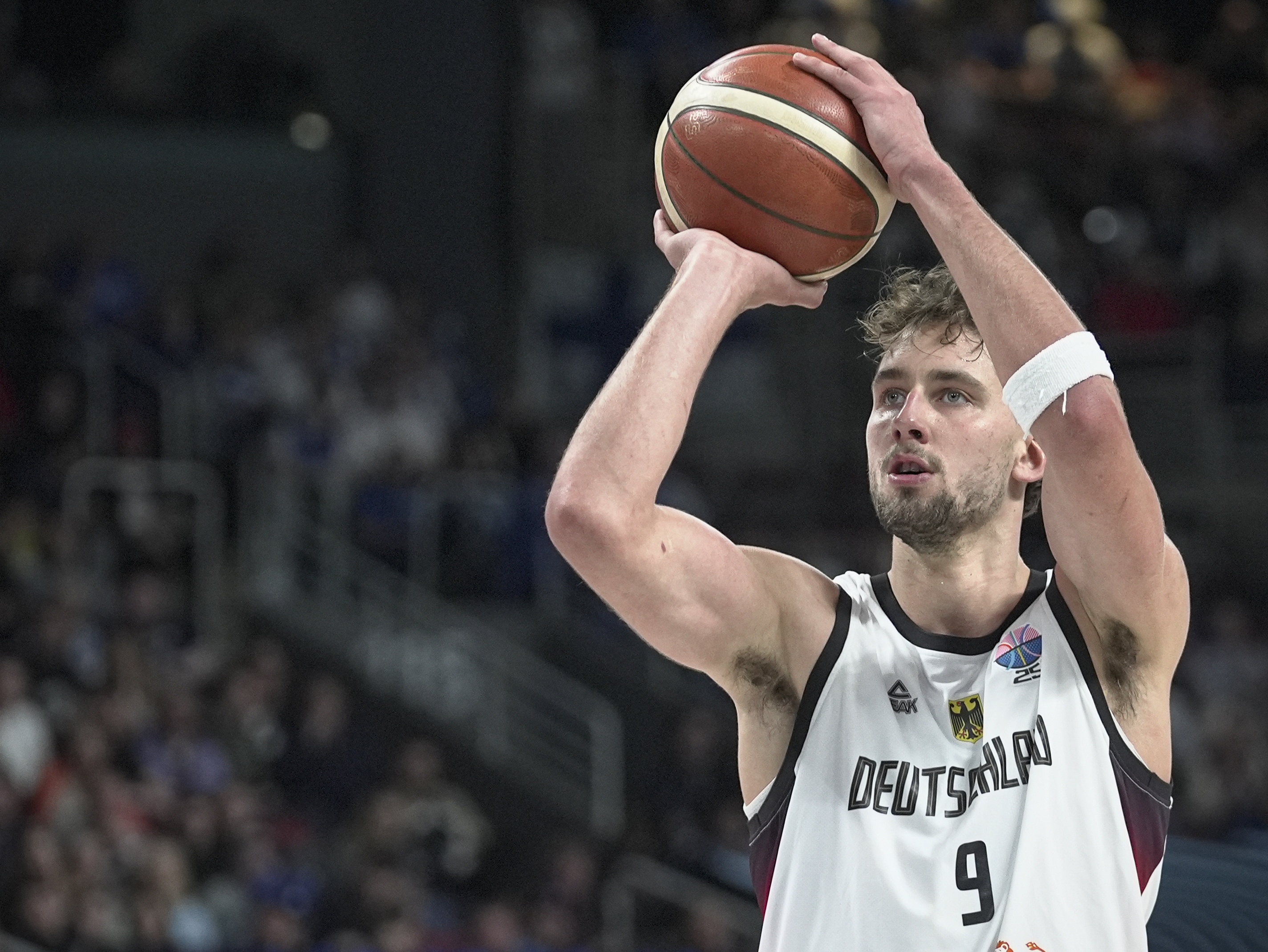 進(jìn)攻端靠你了！小瓦格納半場(chǎng)11中6砍兩隊(duì)最高16分 另有5板2帽