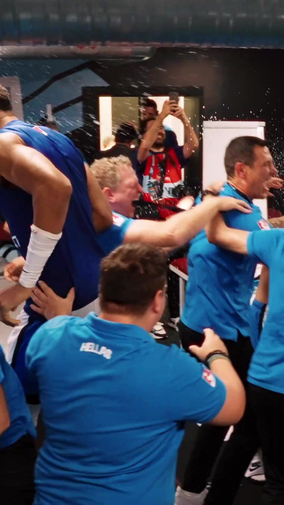 希臘男籃更衣室徹底嗨翻天 字母哥哥狂噴香檳&所有人高歌熱舞