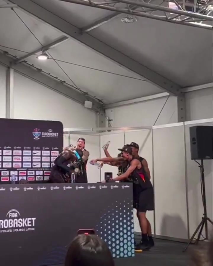 生日夜奪冠+MVP！施羅德賽后新聞發(fā)布會(huì)被隊(duì)友潑水慶生&唱生日歌