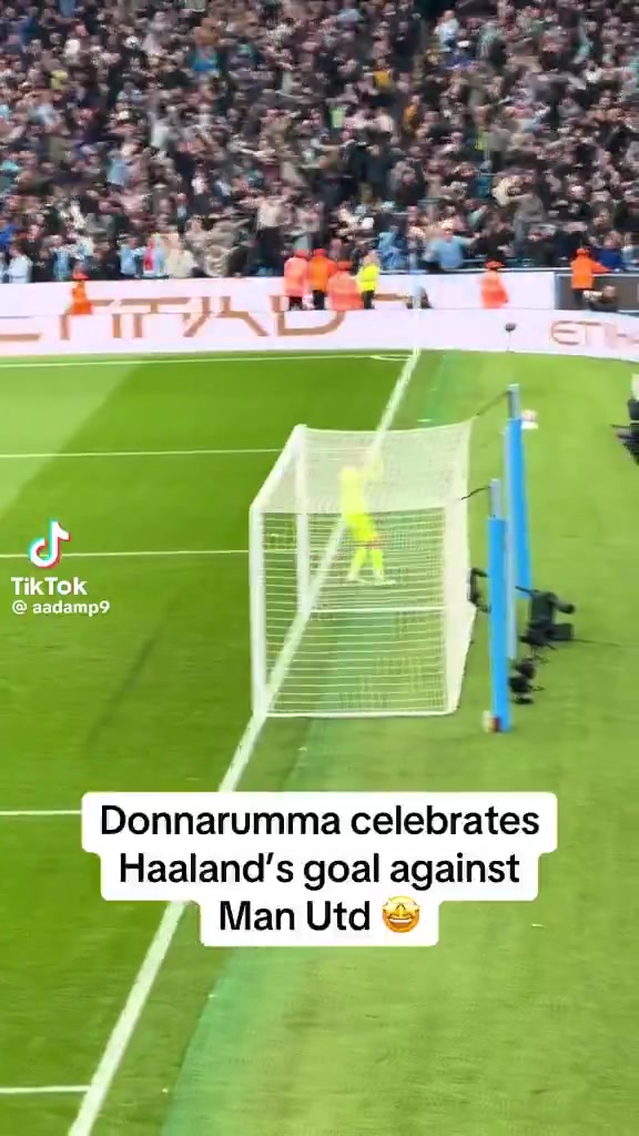 完美首秀！哈蘭德破門后，多納魯馬面向主場(chǎng)球迷激情滑跪慶祝