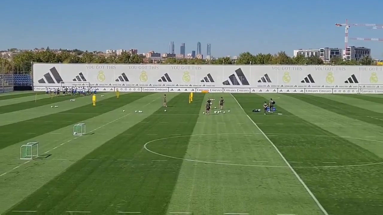 記者：由于歐冠賽前興奮劑檢查，皇馬訓(xùn)練時(shí)間推遲了一個(gè)小時(shí)