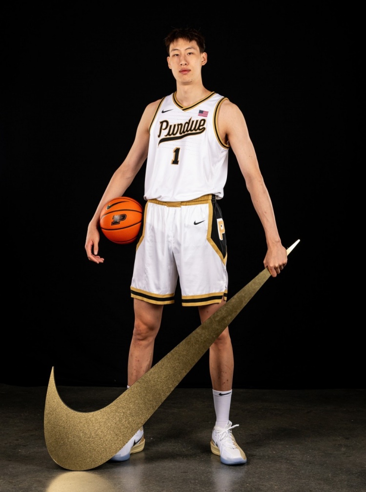 要被瘋搶了！媒體人：晚上快12點 普度大學(xué)教練組依然在等郇斯楠