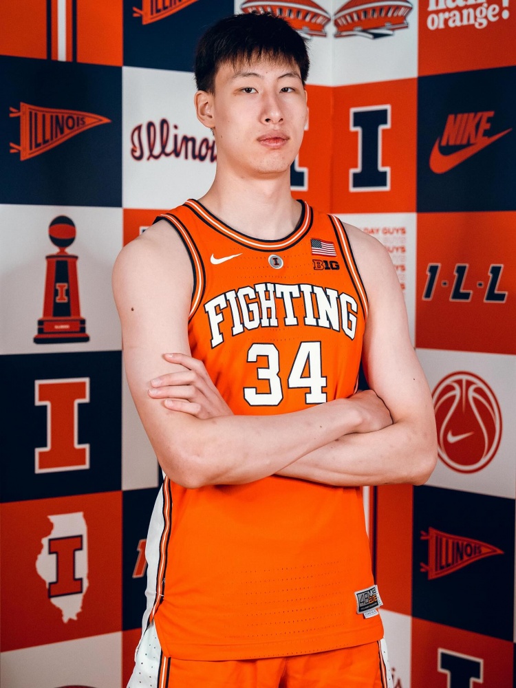 郇斯楠曬伊利諾伊大學訪校定妝照：很開心能帶上國旗拍照