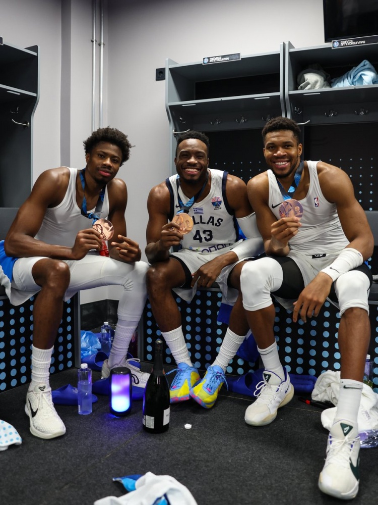 字母曬三兄弟戴獎牌合照！大加祝賀：為國爭光 恭喜你的家人