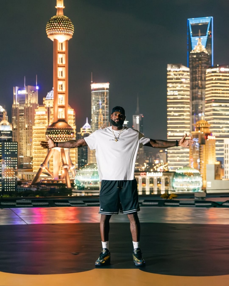 僅用時5分鐘！攝影師回顧在上海外灘樓頂為詹姆斯拍攝宣傳照