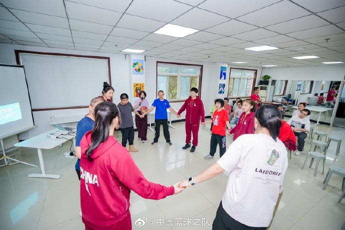 中國女籃專程前往智障人士服務工作站 以實際行動支持公益事業(yè)