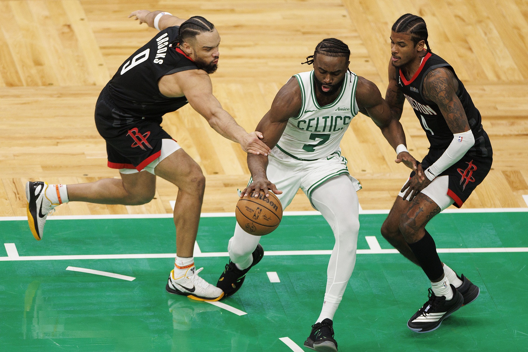 皮爾斯：塔圖姆傷后布朗要持球發(fā)起進(jìn)攻 長遠(yuǎn)看這對他的成長有利