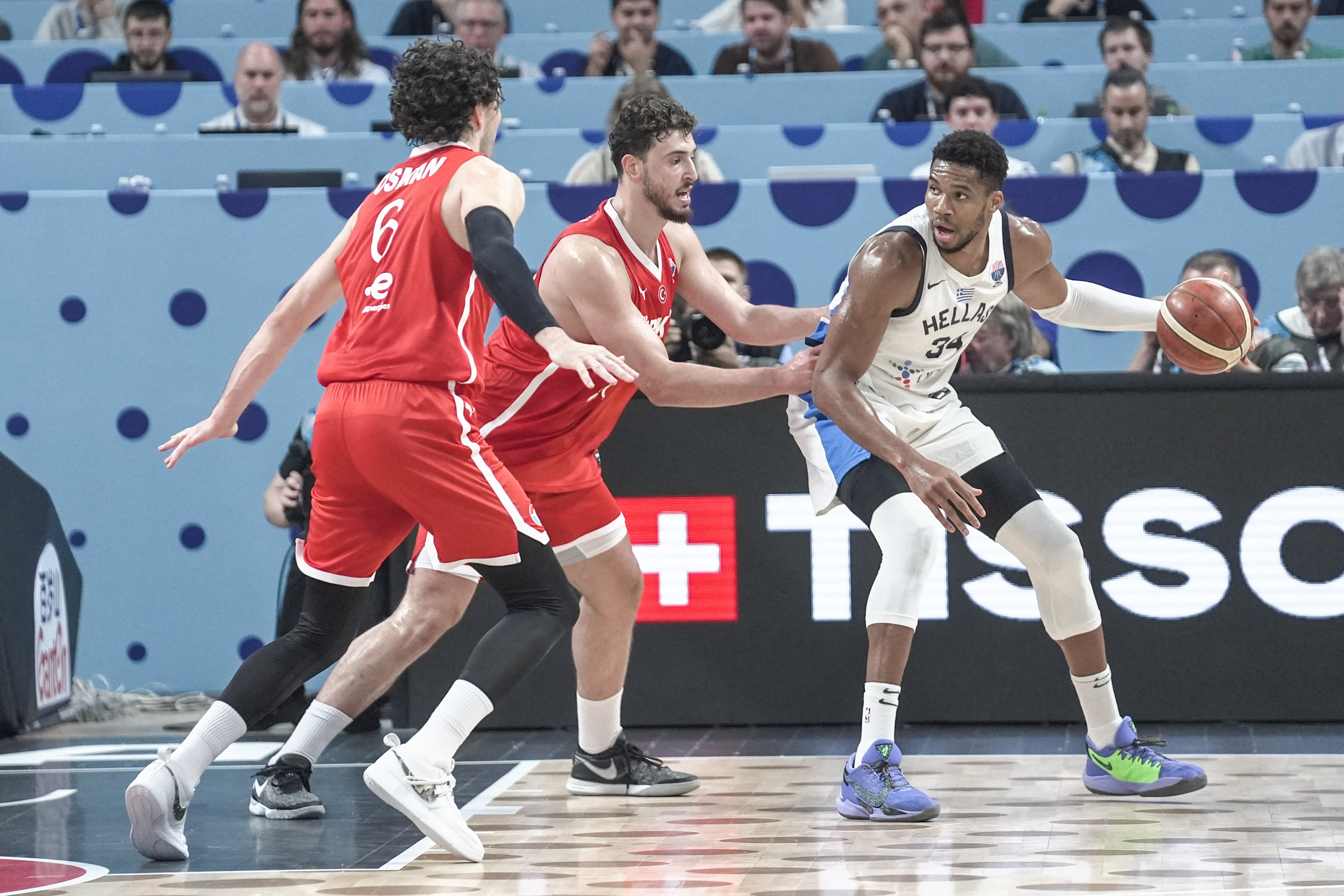 字母哥&申京歐錦賽數(shù)據(jù)對比！10項統(tǒng)計 字母哥8項占優(yōu)！