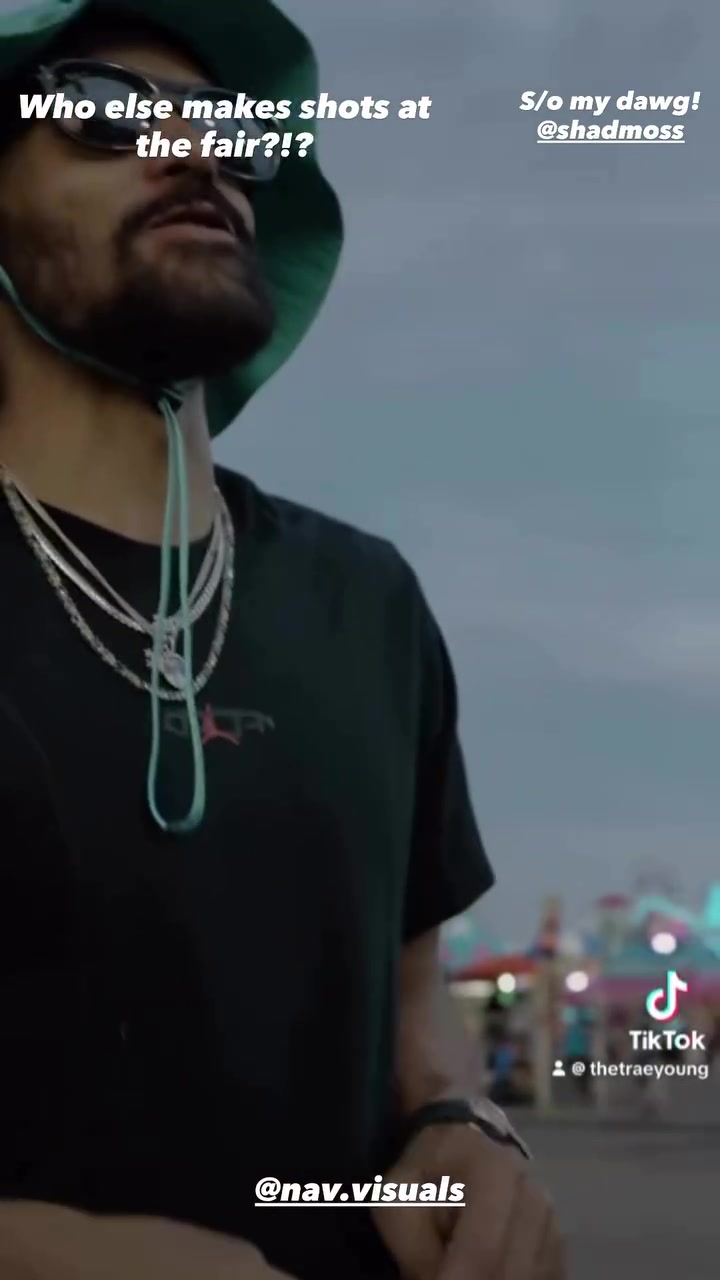 滿級(jí)大佬突襲新手村！特雷-楊游樂(lè)場(chǎng)玩投籃游戲 連進(jìn)6個(gè)拿走獎(jiǎng)品