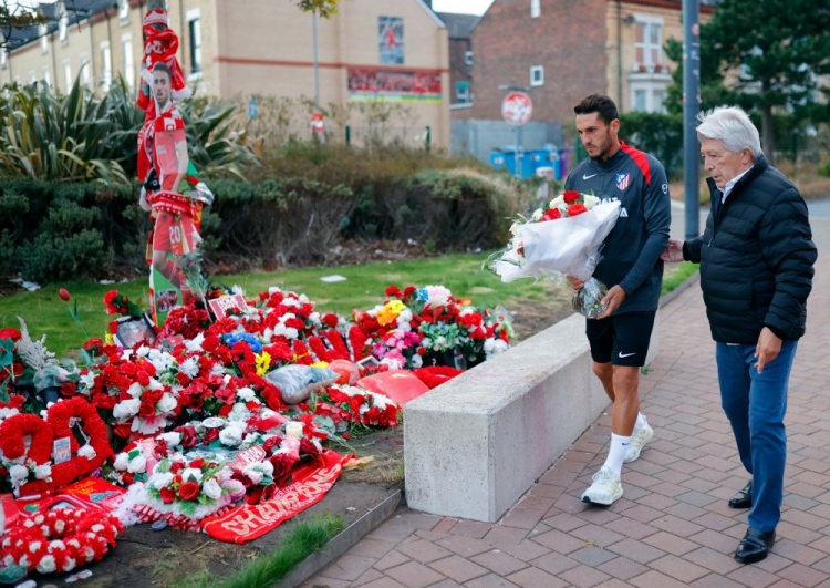紀(jì)念若塔，馬競(jìng)主席塞雷佐和隊(duì)長(zhǎng)科克在安菲爾德球場(chǎng)外為其獻(xiàn)花