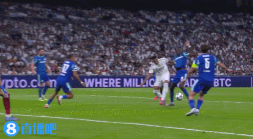 姆巴佩禁區(qū)內(nèi)起腳遭對手亮鞋釘封堵，痛苦倒地裁判未作表示