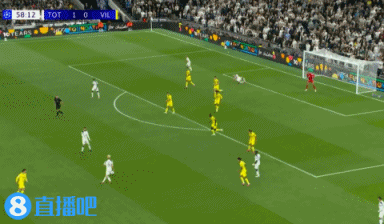 這下夠痛...西蒙斯底線救球后滑出底線，給場(chǎng)邊廣告牌都撞壞了