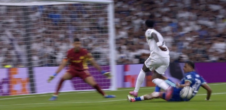 梅迪納反彈手球被判點！姆巴佩點射雙響，皇馬反超比分！