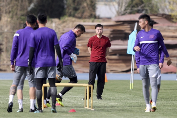 記者：津門虎今年隊員們之間的聚會增多了 于根偉鼓勵大家約飯