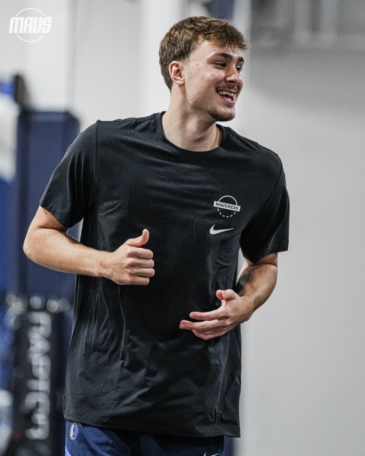 期待新賽季！獨(dú)行俠曬訓(xùn)練照：狀元弗拉格&華盛頓&新援拉塞爾在列