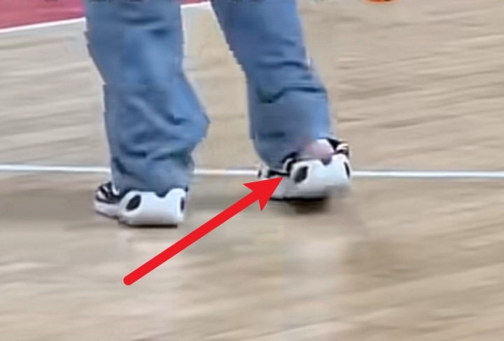 甚至鞋都沒穿好！另一個角度看看戰(zhàn)神劉玉棟活動隨意的三分十連中