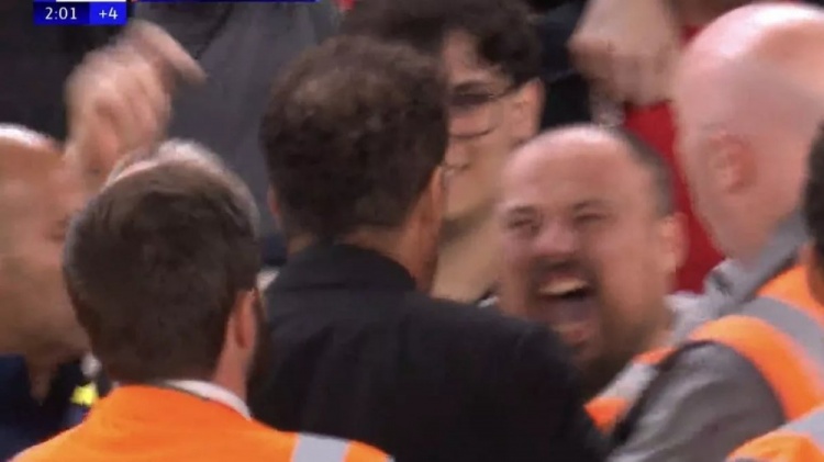 鏡報：與西蒙尼發(fā)生沖突的球迷曬視頻，指責有馬競助教朝他吐口水