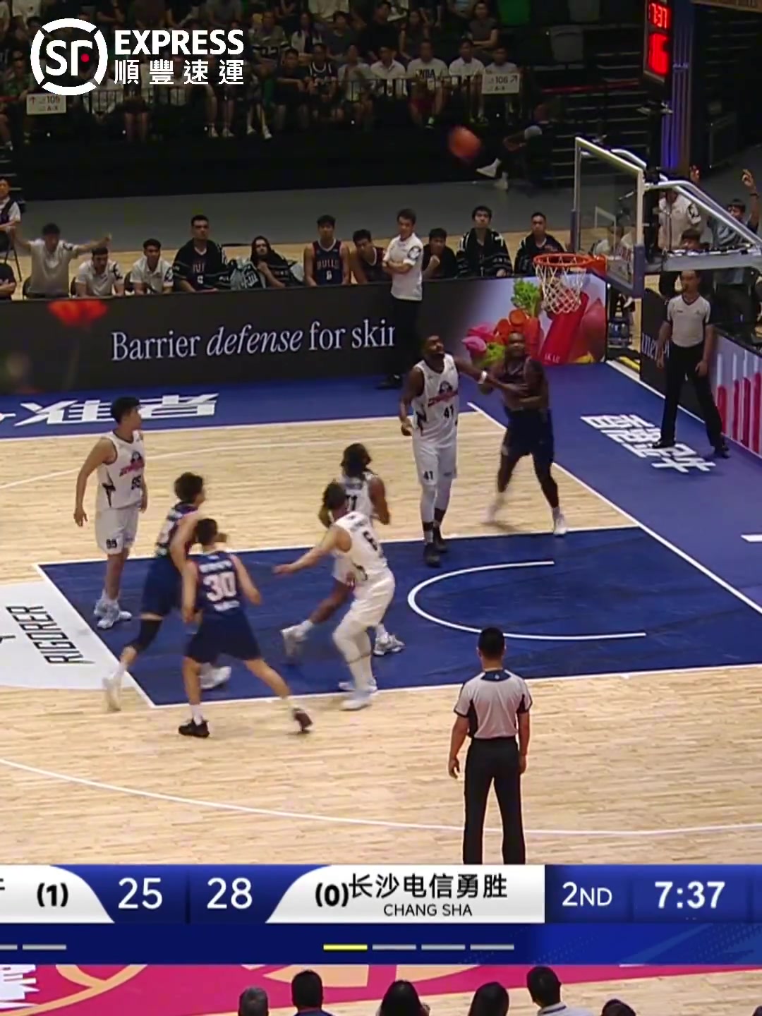 三分射手！香港金牛董健展現(xiàn)外線投射能力 命中4記三分拿13分3板