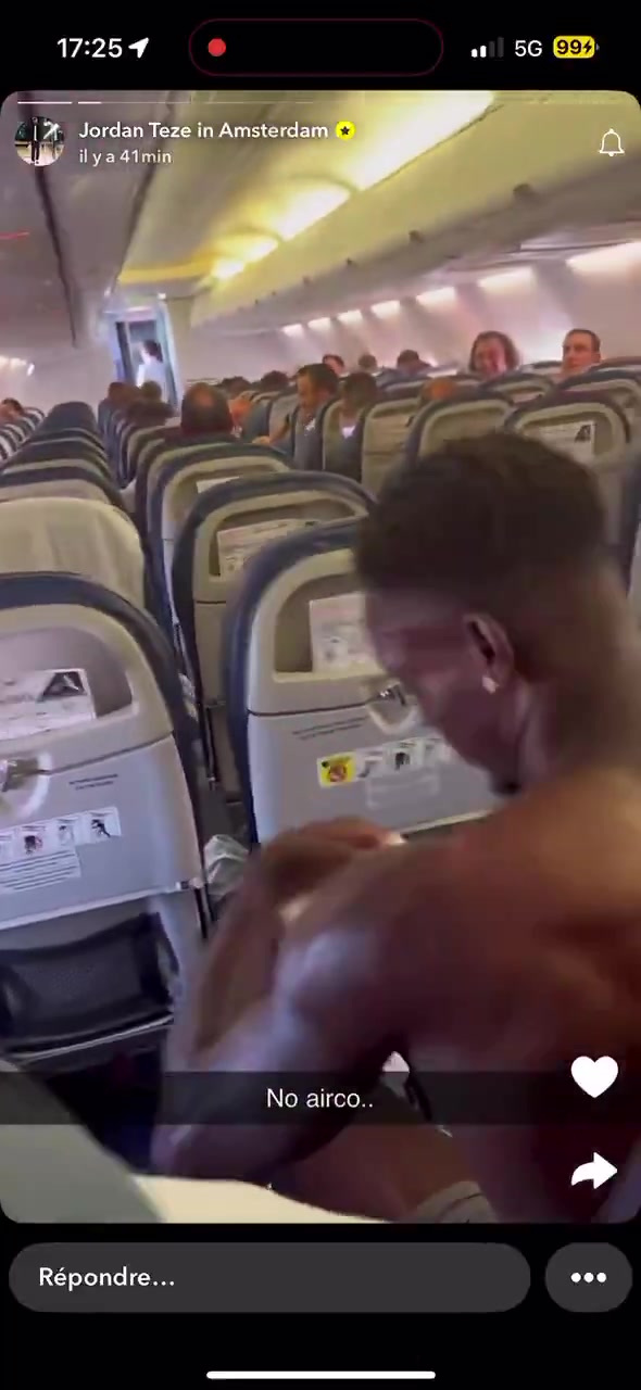 畫面太美??摩納哥前往客場的飛機(jī)空調(diào)出故障，球員紛紛脫衣散熱