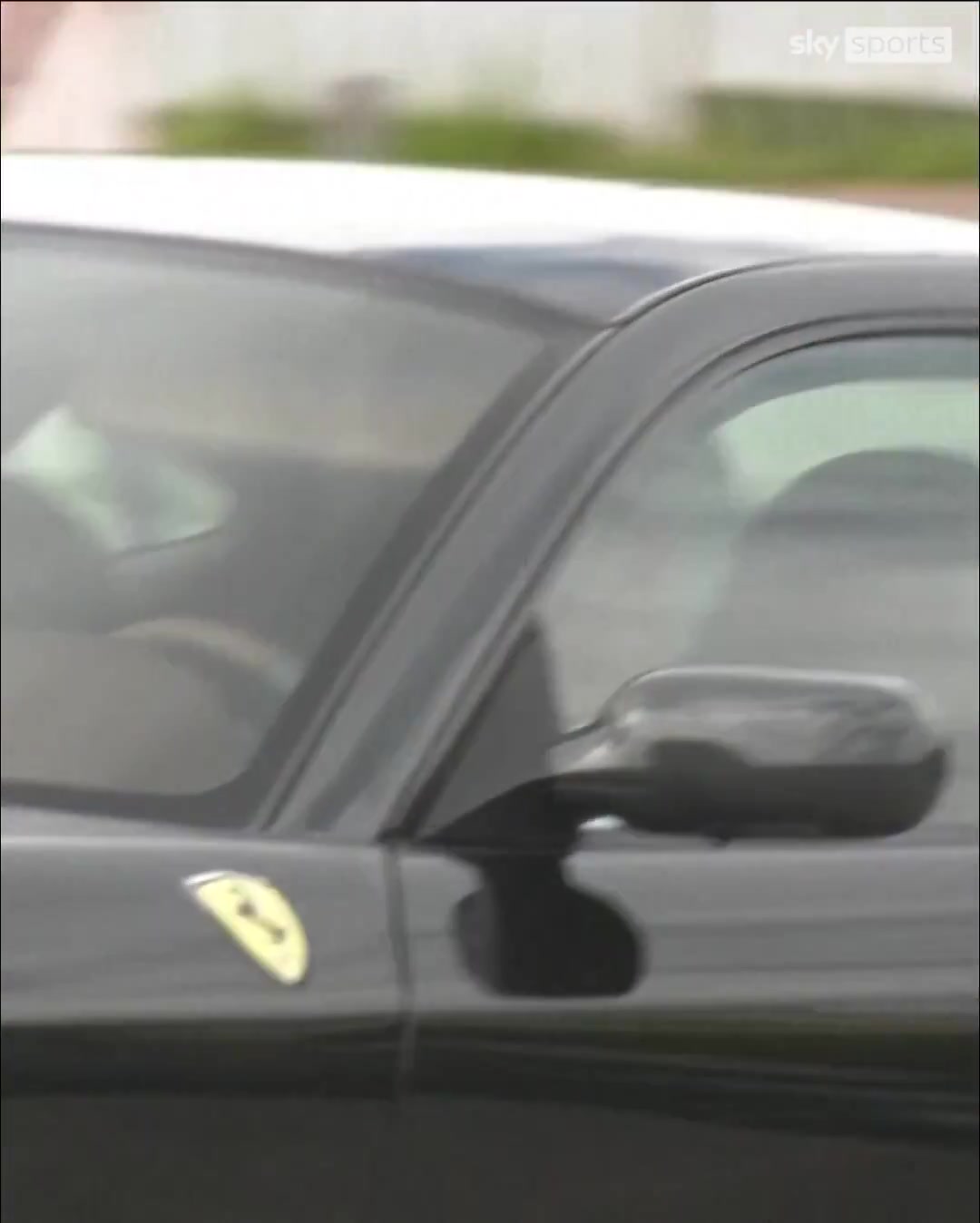 他來了！穆里尼奧親駕法拉利抵達(dá)本菲卡，正式開啟執(zhí)教生涯新篇章