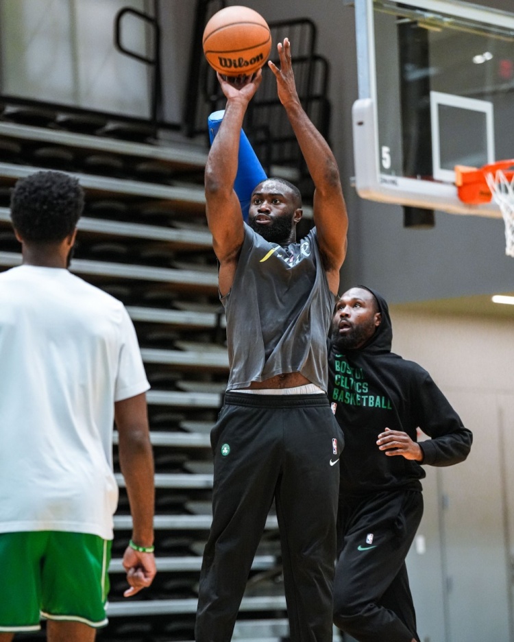新賽季看你的！凱爾特人官方曬杰倫-布朗訓(xùn)練照