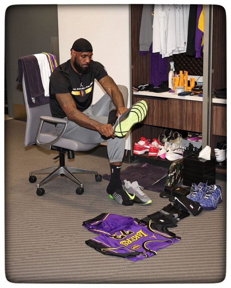 詹姆斯談迷信：每場(chǎng)賽前我都會(huì)把球衣擺在地上 感覺不對(duì)就換球鞋