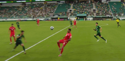 國(guó)安沖突導(dǎo)火索：何宇鵬遭危險(xiǎn)爆頭→滾回場(chǎng)內(nèi)→越南球員上手推搡