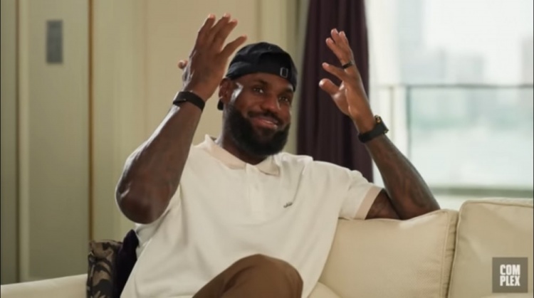 詹姆斯談爭(zhēng)球權(quán)熱梗：那就是我們的球權(quán)啊  我在努力贏球和奪冠