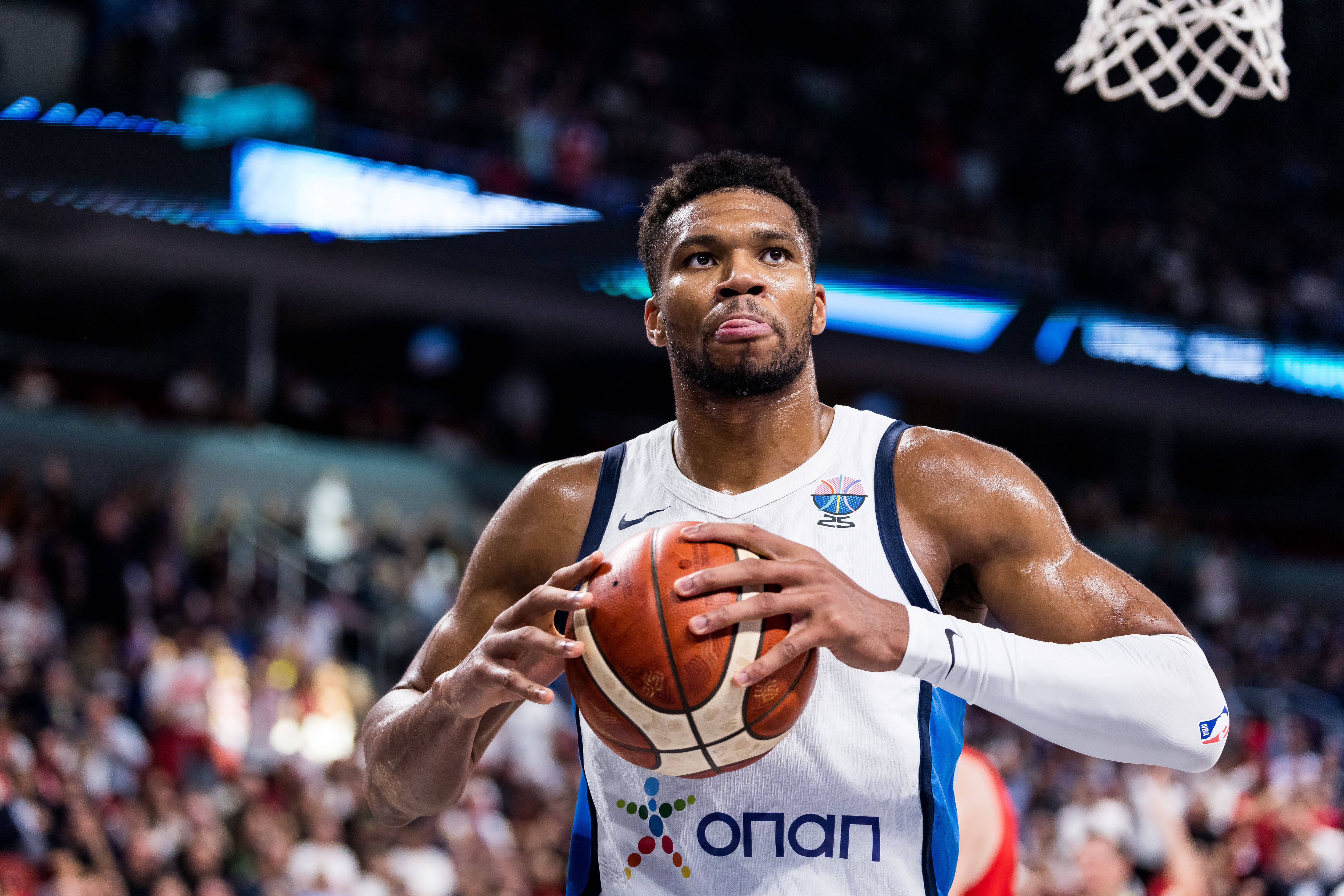 大格局！歐媒：字母哥主動(dòng)聯(lián)系申京 最終雙方達(dá)成和解