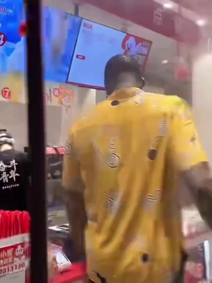 追夢(mèng)也是好起來了~追夢(mèng)中國(guó)行帶妻子品嘗蜜雪冰城 今晚打百分大戰(zhàn)