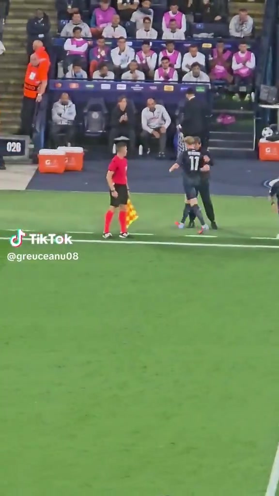 傳奇??丁丁26分鐘被換下，曼城球迷起立鼓掌+高唱德布勞內(nèi)之歌