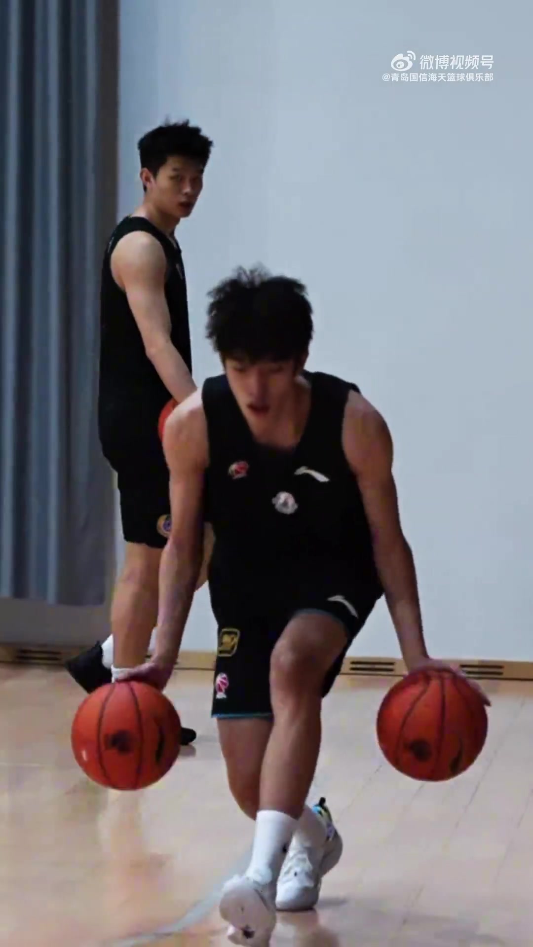 揮灑汗水！青島男籃曬訓(xùn)練日常：為賽場蓄力！
