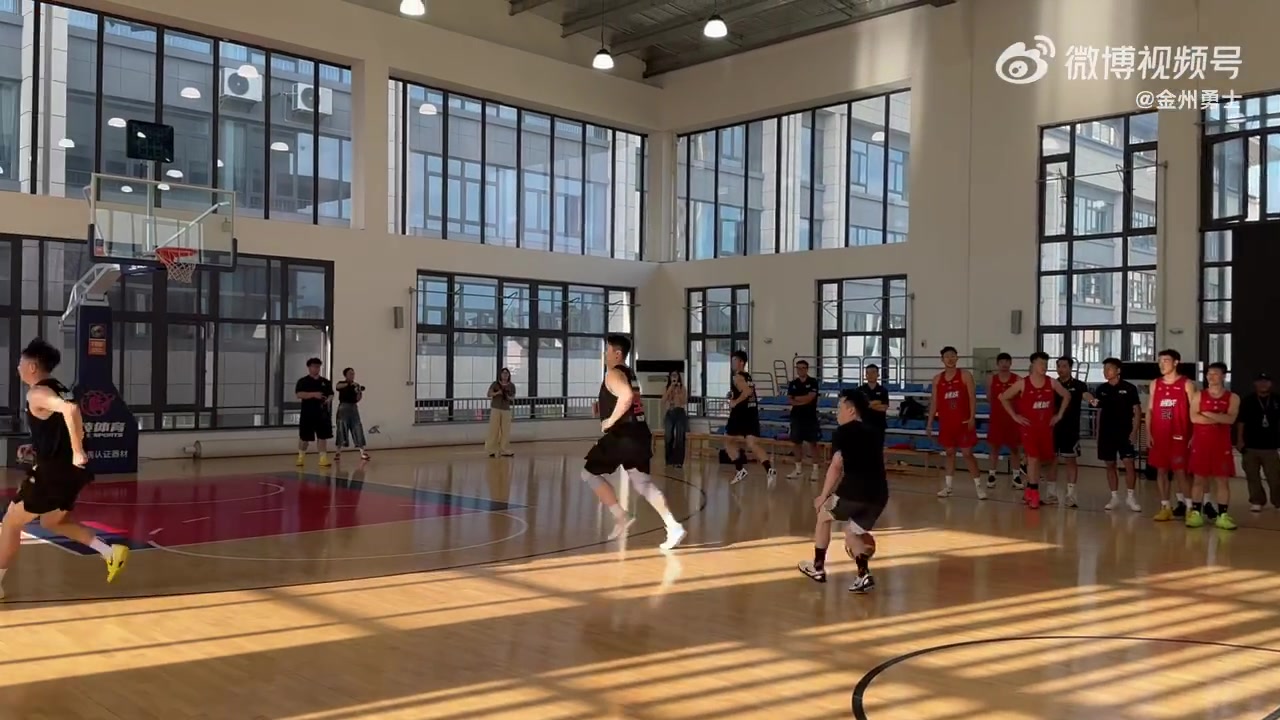 追夢(mèng)指導(dǎo)上線！德雷蒙德-格林現(xiàn)身浙BA訓(xùn)練賽 并在場(chǎng)邊進(jìn)行了指導(dǎo)