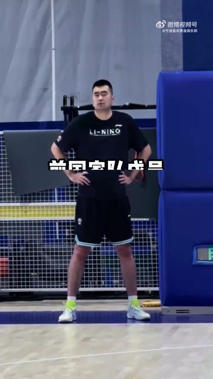 助理教練耐心指導(dǎo)！張兆旭向?qū)幉谢@球員傳授經(jīng)驗(yàn)與技術(shù)