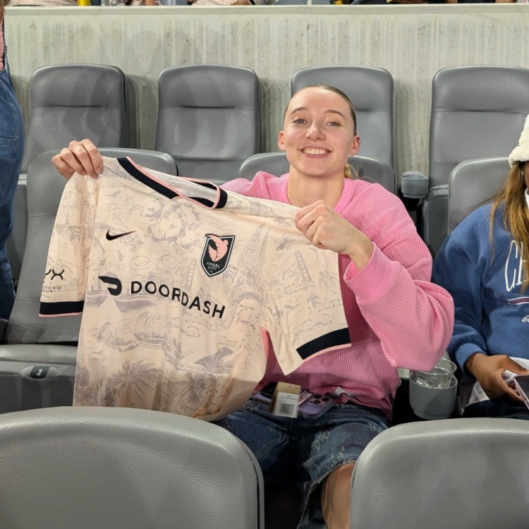 已經(jīng)是大人物了！佩奇-布克斯洛杉磯觀看女足聯(lián)賽獲贈(zèng)球衣！