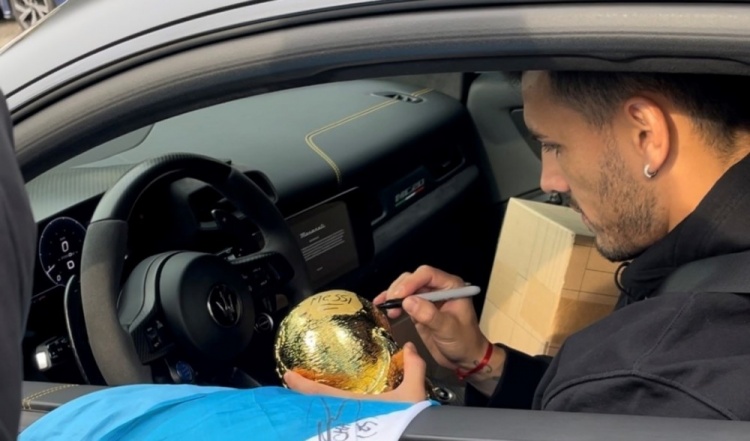 家祭無忘告乃翁！外媒：球迷復(fù)刻世界杯獎杯只差梅西的簽名