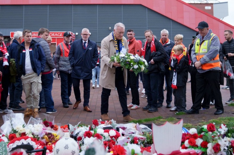 埃弗頓俱樂部代表賽前向若塔獻花：我們的心與若塔家人、隊友同在