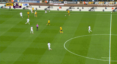 狼隊(duì)先下一城！第8分鐘，克雷伊奇破門(mén)，狼隊(duì)1-0領(lǐng)先利茲聯(lián)