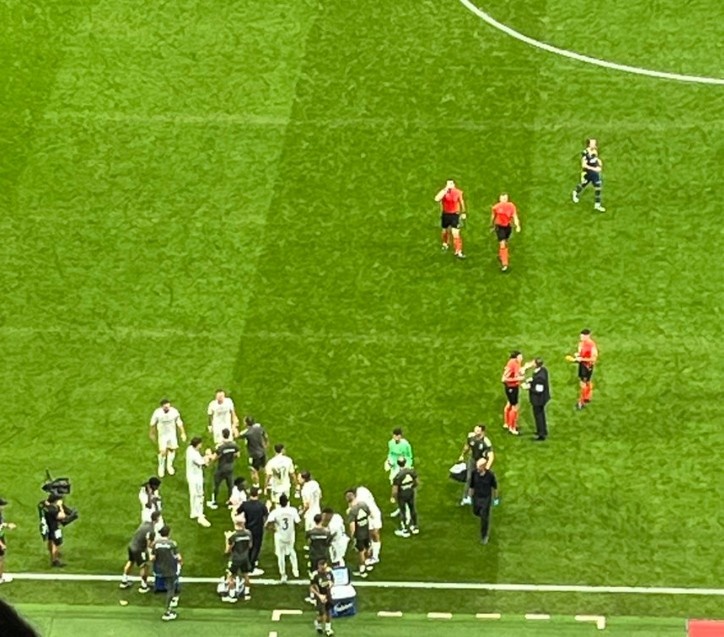 跟隊(duì)：維尼修斯在補(bǔ)水間歇十分專注，阿隆索給他和姆巴佩戰(zhàn)術(shù)指導(dǎo)