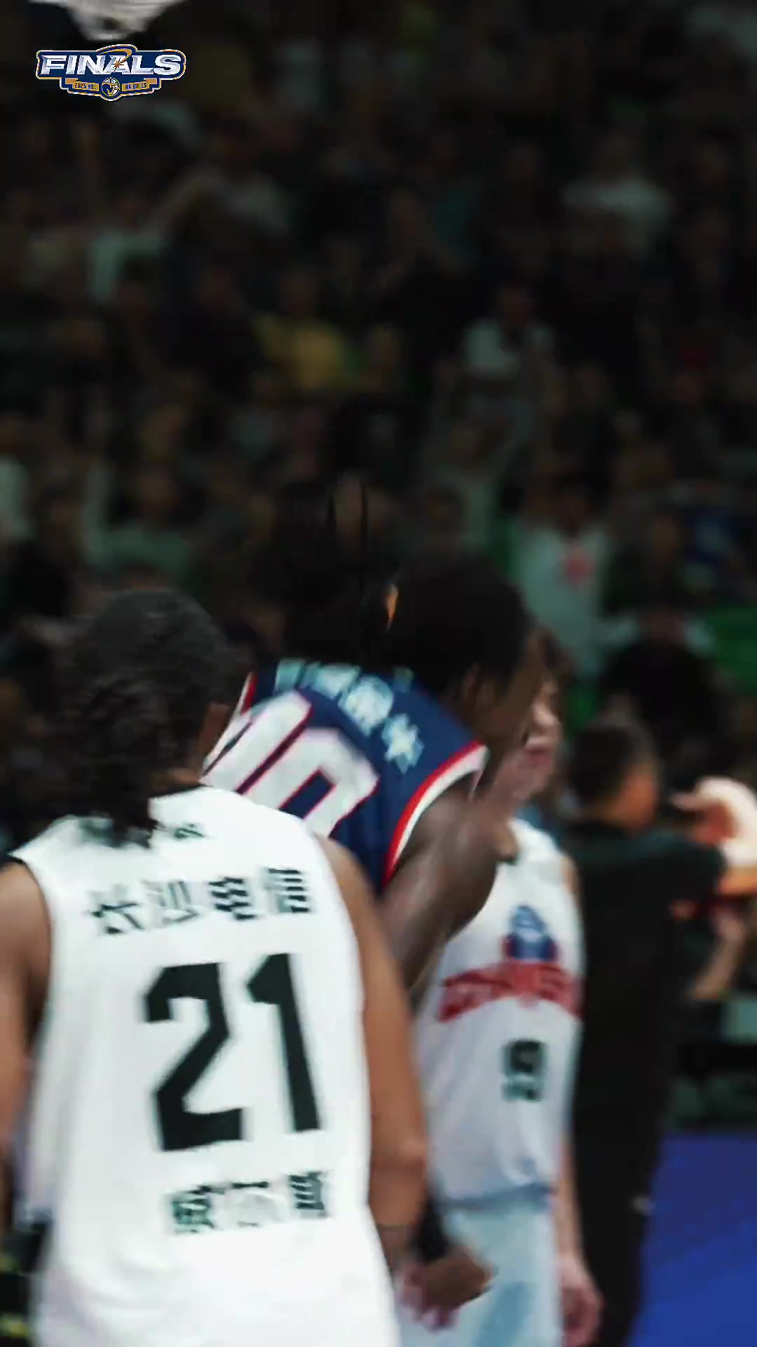 克羅斯接董健助攻完成雙手暴扣引爆全場！觀眾尖叫歡呼海嘯般襲來