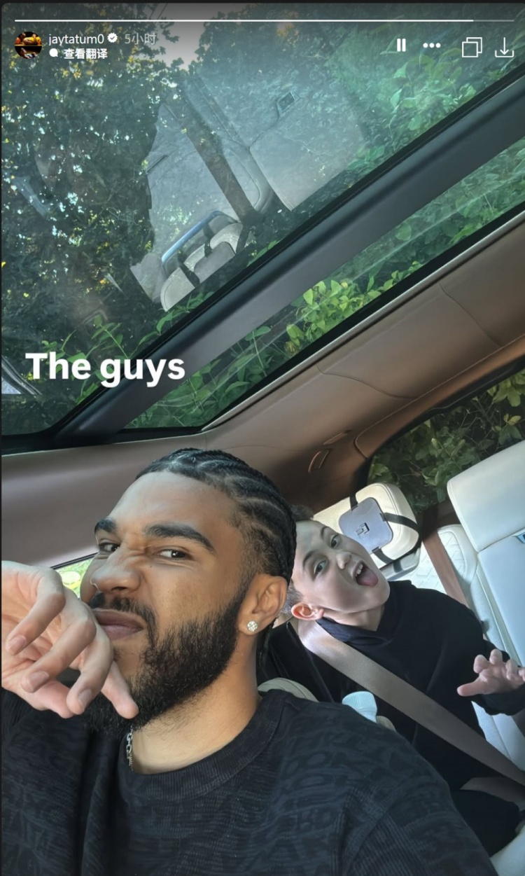 今天當(dāng)奶爸！塔圖姆曬父子自拍 和小Deuce一起擺鬼臉