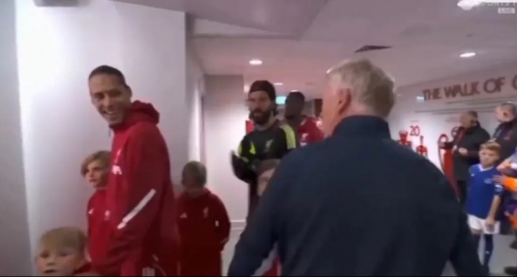 英媒：莫耶斯賽前就與主裁判發(fā)生激烈交談，范迪克在一旁大笑