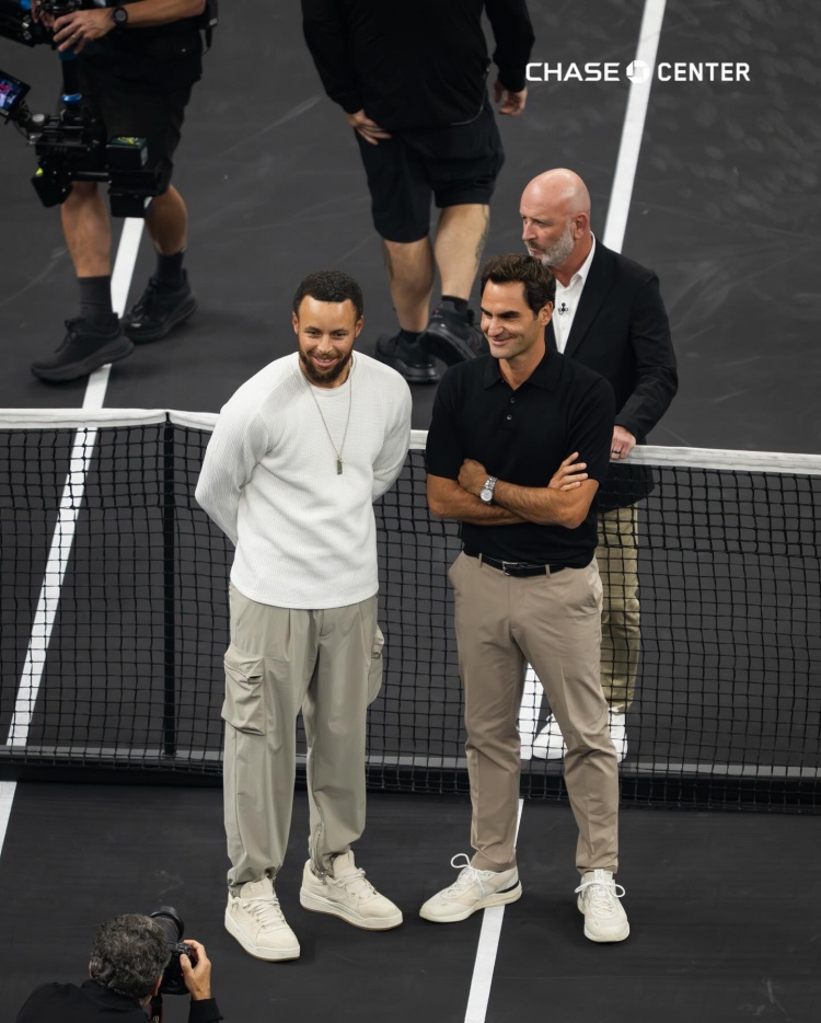 勇士官方曬庫里與費(fèi)德勒合影：黑色球場上的兩位傳奇??