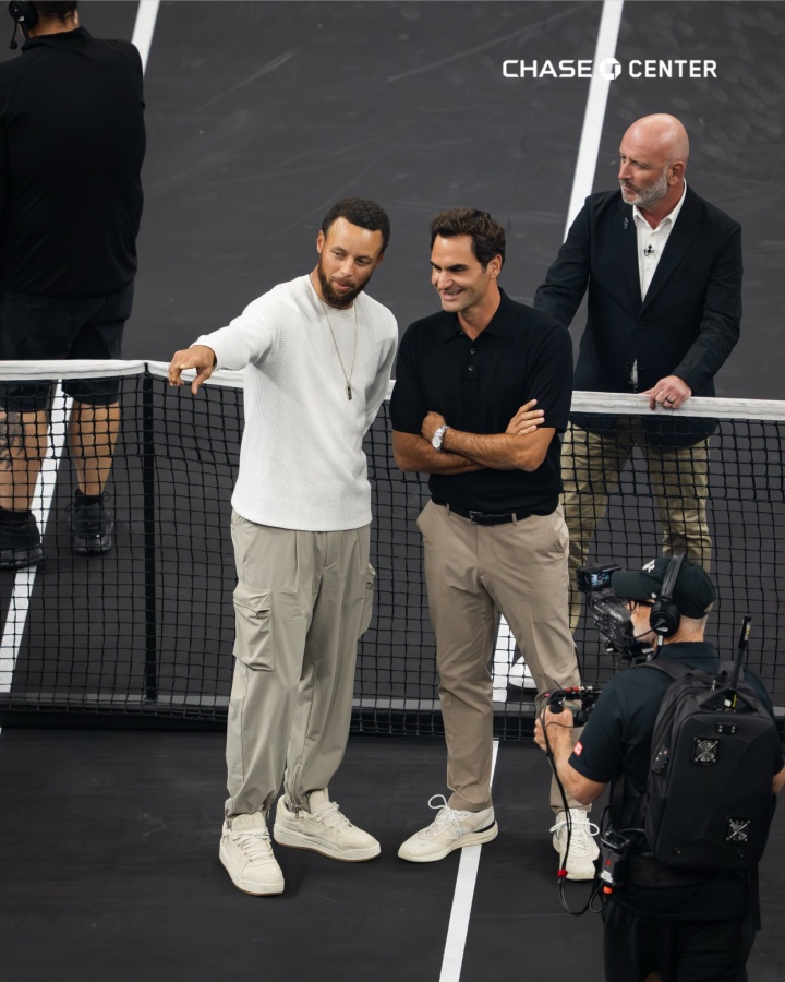 都好帥！庫里與費(fèi)德勒合影 還對著大通中心某處指指點(diǎn)點(diǎn)~