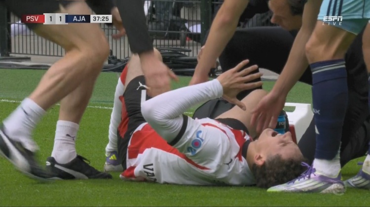 疑似重傷！小范博梅爾上半場被擔架抬下，其父親和祖父現(xiàn)場觀戰(zhàn)